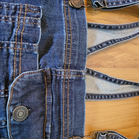 Jean-shorts overalls with North Face toque. Also looks cute with leggings 😊 - Picture 4 of 12